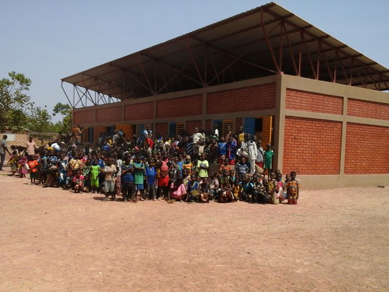 Fertiges Schulgebäude in Dapoya mit Kindern
