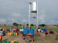 Wasser holen am neuen Solar-Brunnen