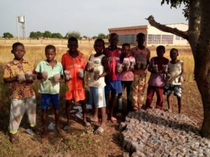Kinder mit ihren Pflanzensetzlingen in Koudougou