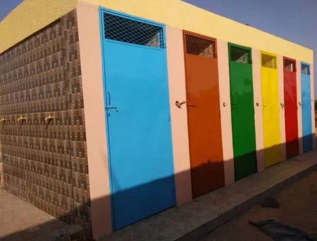 Koudougou-Tueren_Latrinen-2-e1739189185898