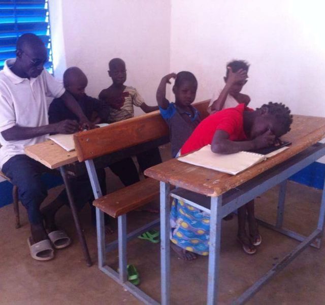 Nouna-Blinde-Kinder-mit-Lehrer