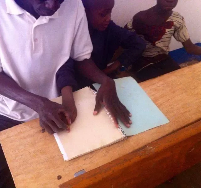 Nouna-Blindenschrift-lesen