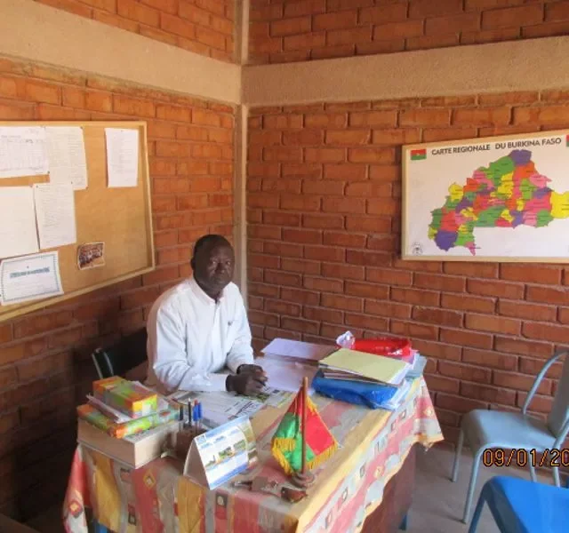 dapoya-Rektor-Lehrerzimmer