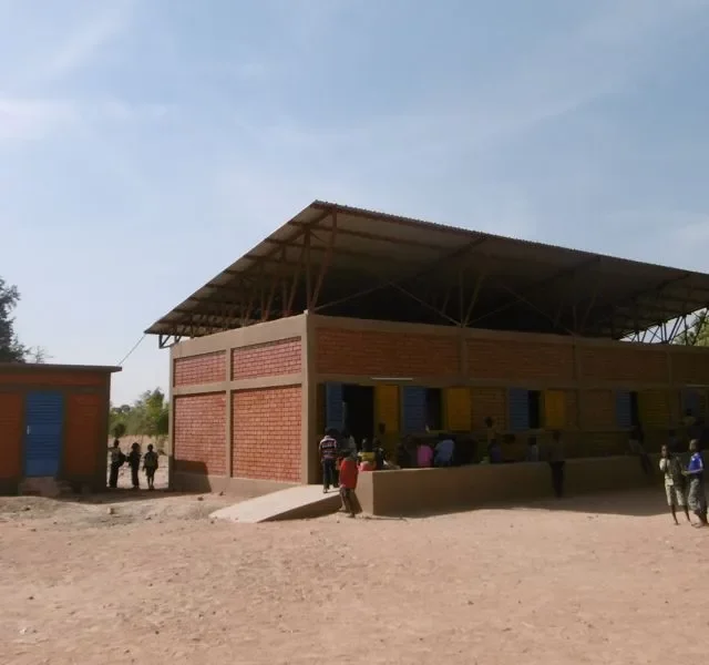 dapoya-Schul-und-Technikgebaeude